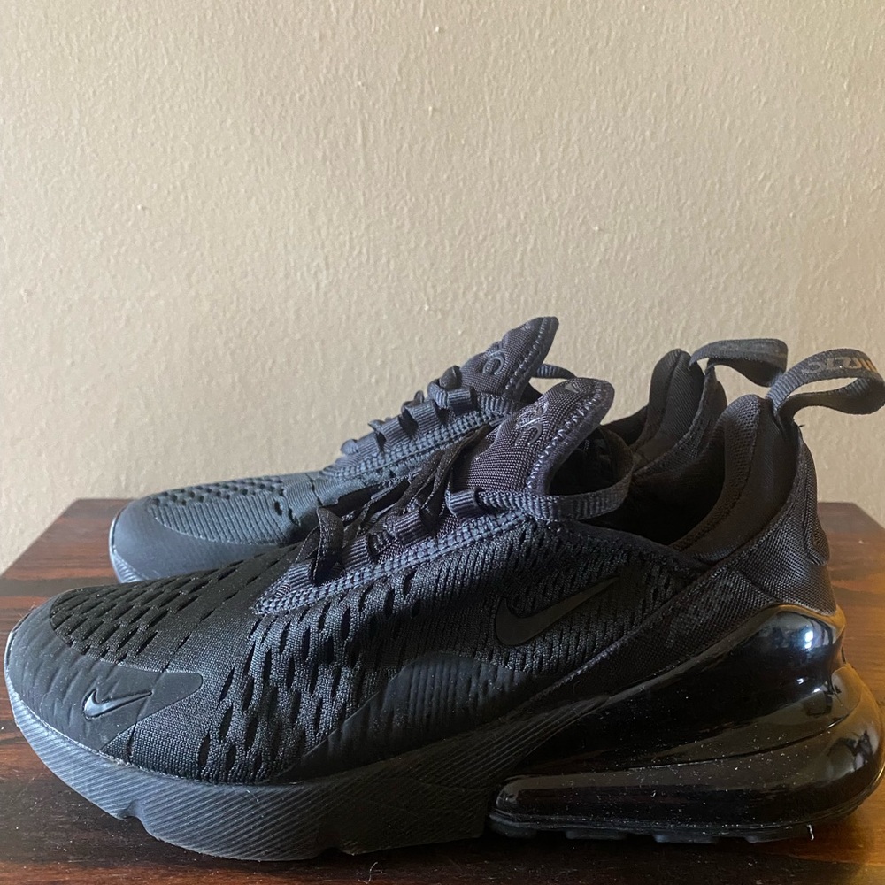 Women’s size 6 Nike Air Max/BLACK